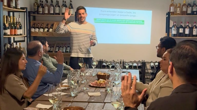 Experiencia cultural francesa con vino y conversación.