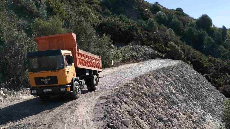 Φορτηγό κινείται σε χωματόδρομο