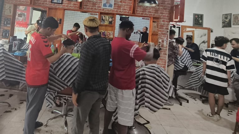 Suasana pelatihan peserta kursus potong rambut barbershop Indobarber Academy Surabaya