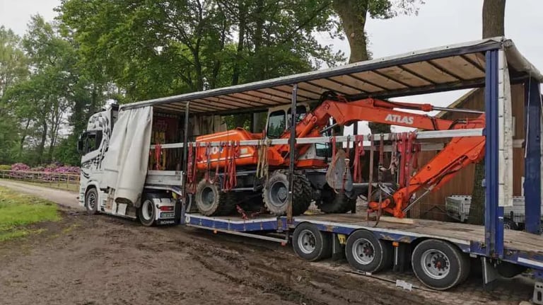 Transport Bagger mit Tieflader