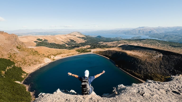 Vista panorámica del Volcán Batea Mahuida y turismo cultural Pehuenche con gastronomía local.