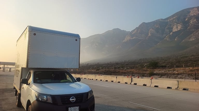 Camión de mudanza de Jhony Moving en traslado foráneo en carretera