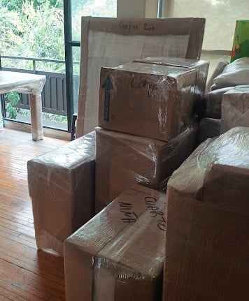 Técnicos de Jhony Moving realizando empaque profesional con materiales de protección