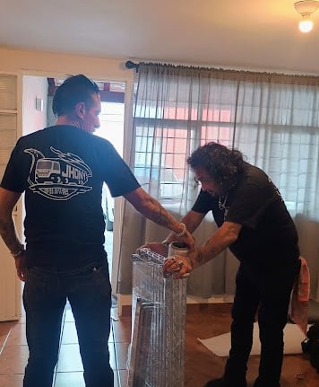 Equipo de Jhony Moving realizando mudanza residencial en CDMX con protección profesional