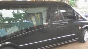 corbillard de luxe noir, vitres teintées et finitions chromées pour transport mortuaire à douala