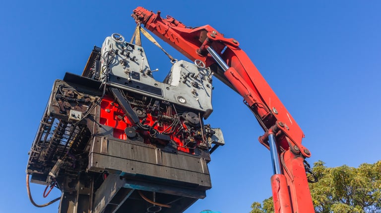 Guindauto removendo uma peça industrial