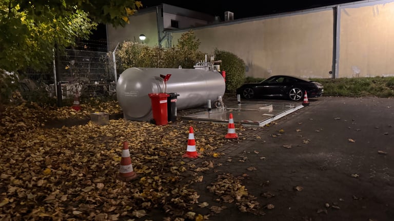 Eine Betriebtankstelle bei Nacht mit HVO100