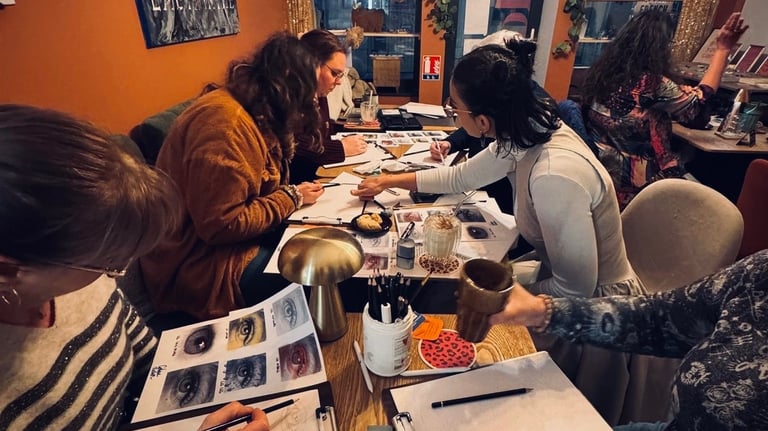 Céline Didier artiste peintre animation atelier créatif en groupe expérience artistique