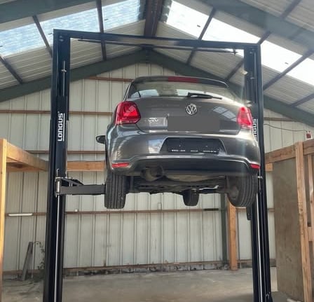 entretien d'une voiture sur un pont