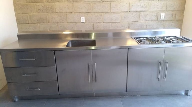 cocina de acero inoxidable incluye cajones, puertas, tarja y estufa hecha de acero inoxidable