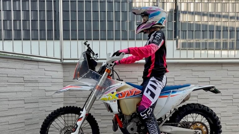 Yogalehrerin Anja auf dem Motorrad mit nach hinten gekipptem Becken als dynamische Übung, um die Mitte zu finden