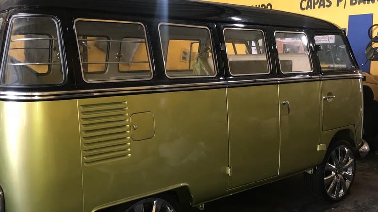 Vista lateral externa de uma VW Kombi customizada dentro da Tapeçaria Capotaria Agacildo.