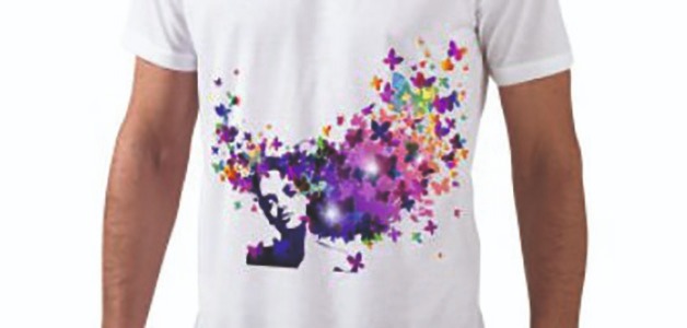 Imagen de una camiseta sublimada con un diseño de una silueta y una bandada de mariposas de colores.