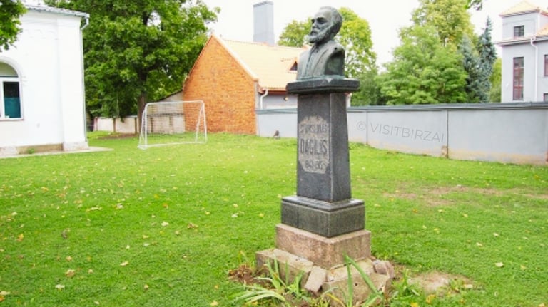Paminklas kultūros puoselėtojui Stanislovui Dagiliui
