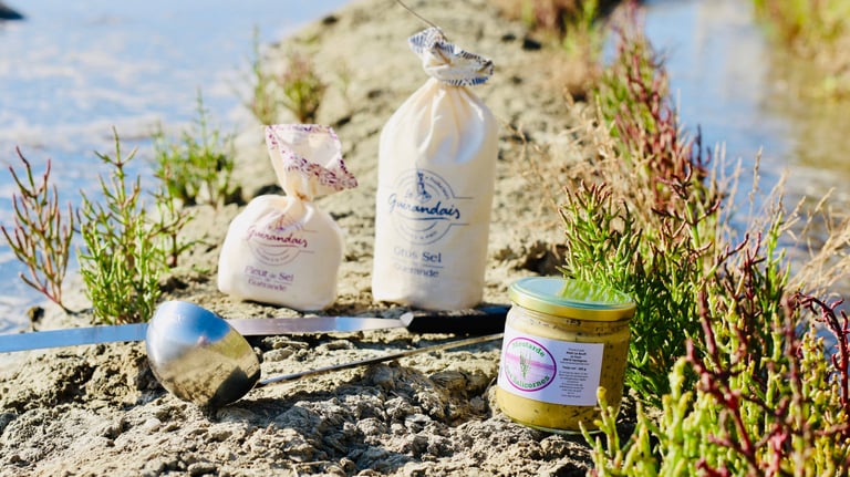Produits alimentaires des partenaires locaux posés dans les marais salants de Guérande