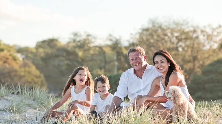 jeune parents avec leurs enfant heureux en promenade dans la nature