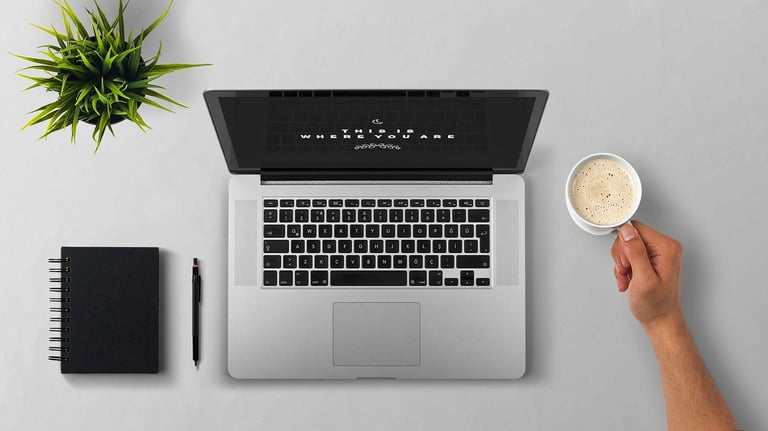 un ordinateur portable avec une tasse de café
