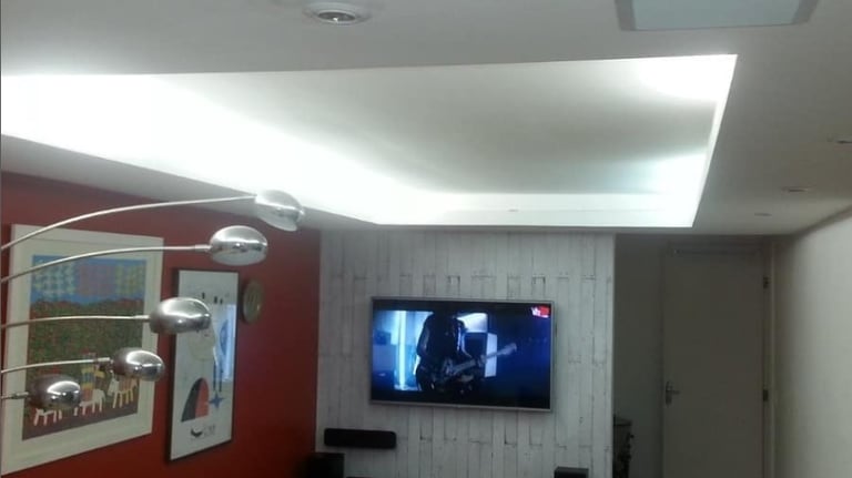 tela de tv na parede, home theater instalado em uma sala de estar
