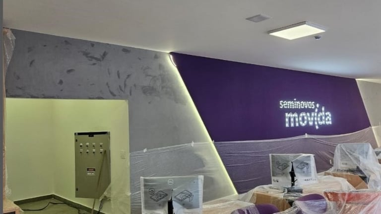 Equipamento de som e caixas no teto da seminovos movida