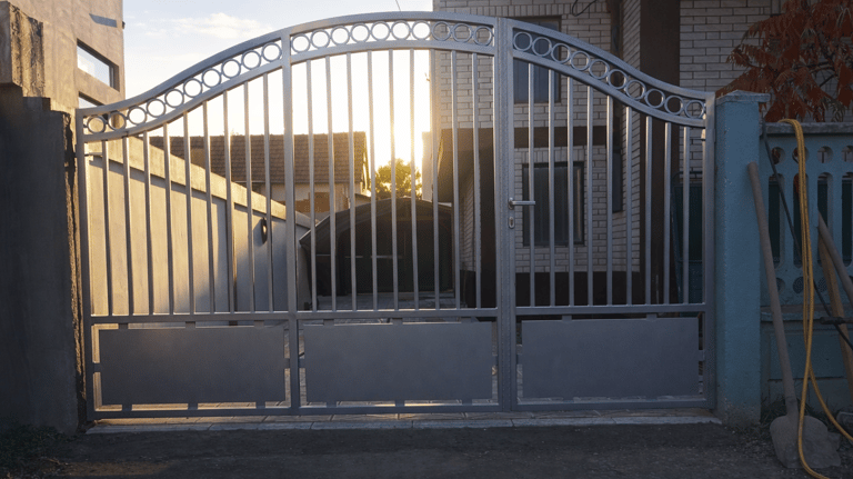 dvokrilna metalna kapija po meri za porodičnu kuću