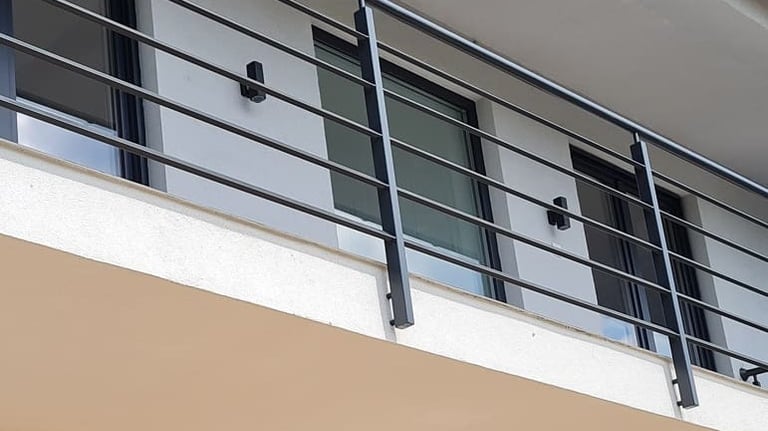 drvometal, drvo metal, nameštaj, police, stolovi, stolice, ograde, ograda, kapija