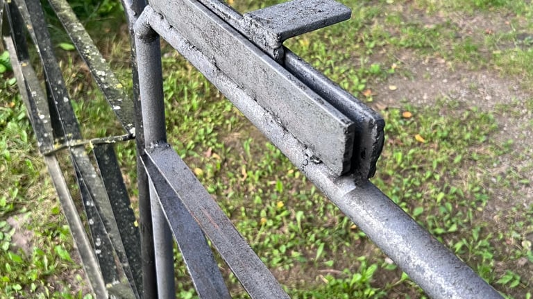 lāzertīrīšana metāla vārtiem