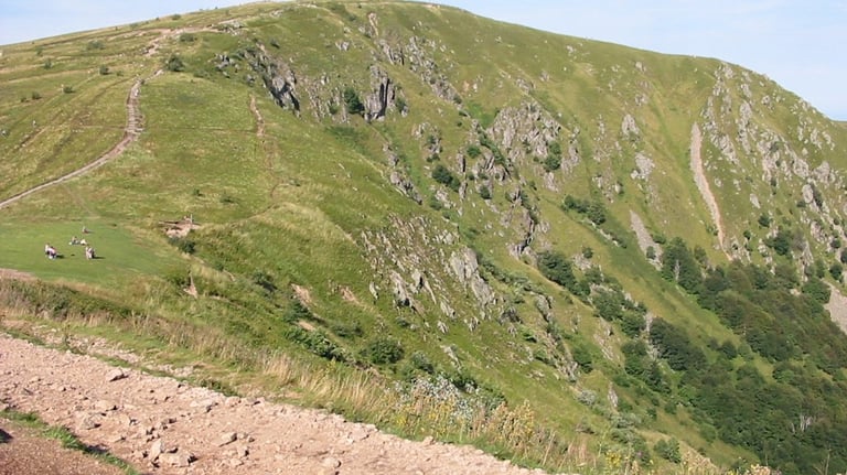 sommet du Hohneck troisième plus haut sommet du massif avec 1363 m , un hotel au sommet accessible en voiture l'été