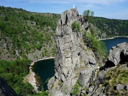 rocher Hans surplombant le lac Blanc en forme de ruine surplombé de la Vierge legendes