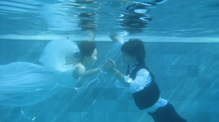 水中でウエディングドレスフォト
