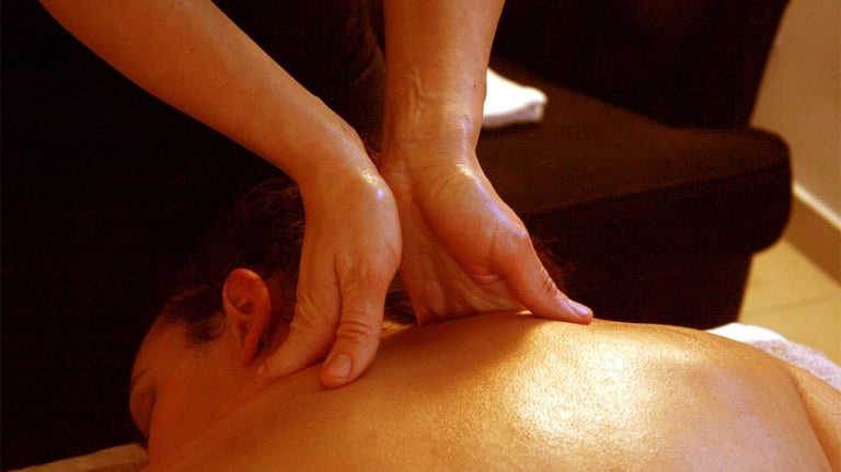 une personne recevant un massage à l'huile