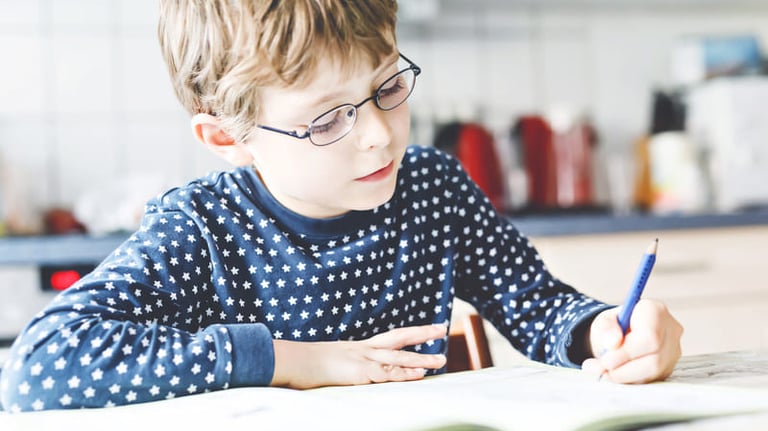 garçon qui écrit