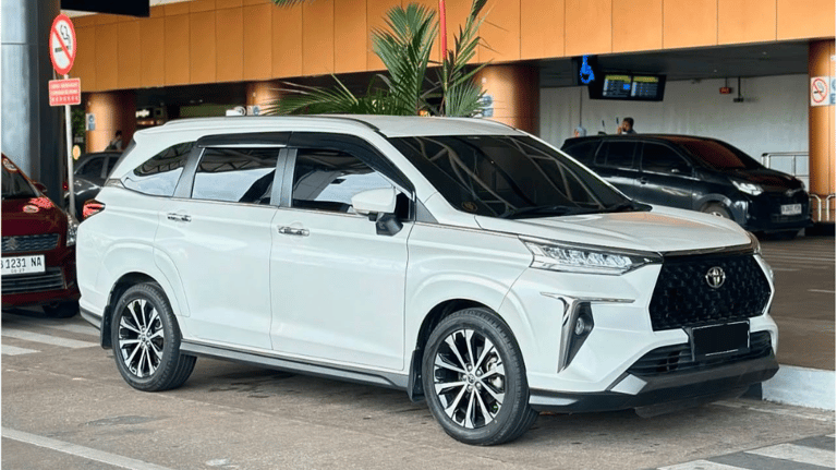 Layanan rental mobil lepas kunci adalah jasa penyewaan mobil di mana penyewa bisa menggunakan mobil 