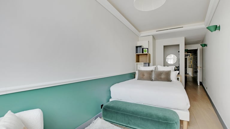 Richelieu Suite at Villa Bastille – peaceful room with writing desk