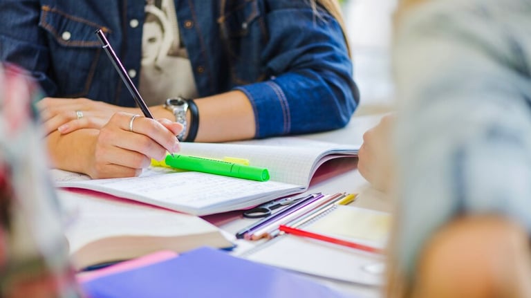 adolescents qui etudient pour leur examen