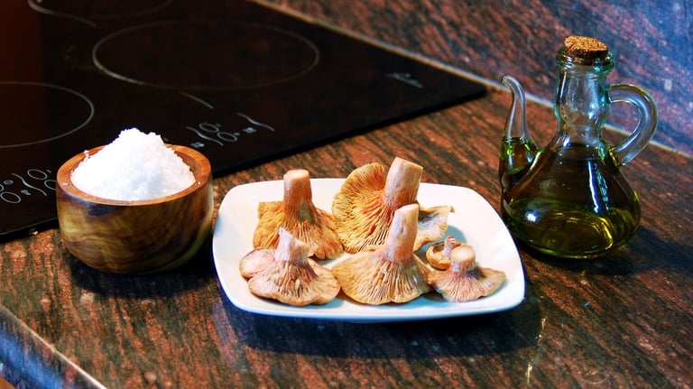 plato de setas rovellones con aceite y sal