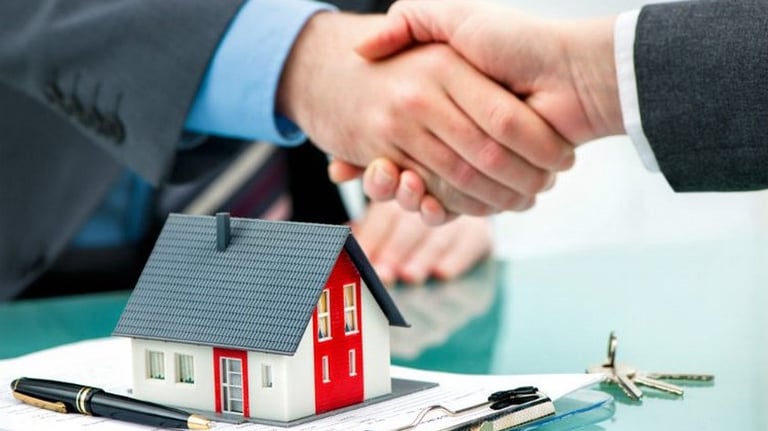 Firma de contratos de arriendo con apoyo legal para propietarios.