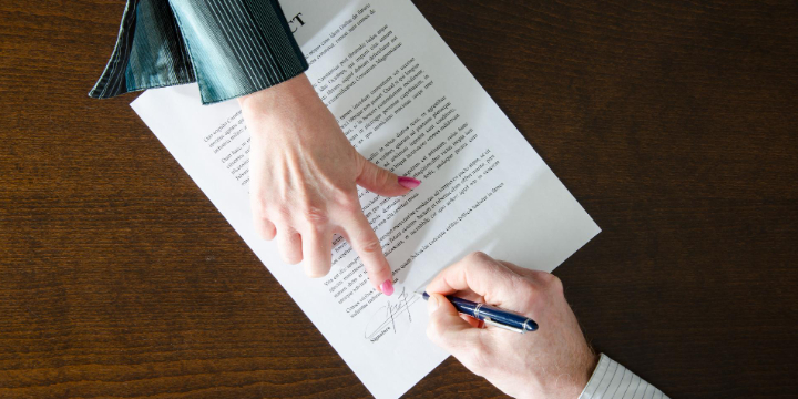 Firma de contrato legal con asesoría profesional en derecho civil.
