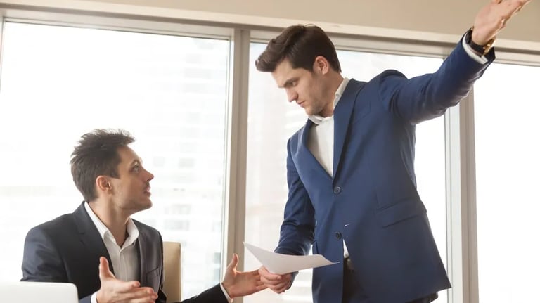 Abogado asesorando a trabajador ante despido injustificado y reclamo laboral.