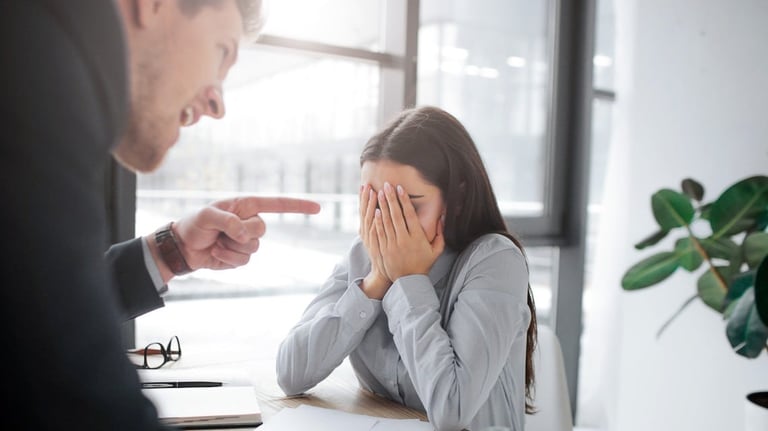 Empleada afectada por discriminación laboral recibiendo asesoría legal.