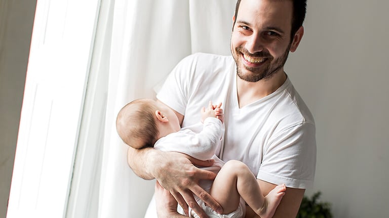 Reconocimiento de paternidad con apoyo legal claro y sensible.