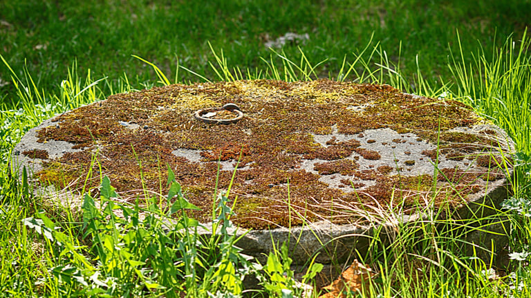 Un couvercle de fosse septique