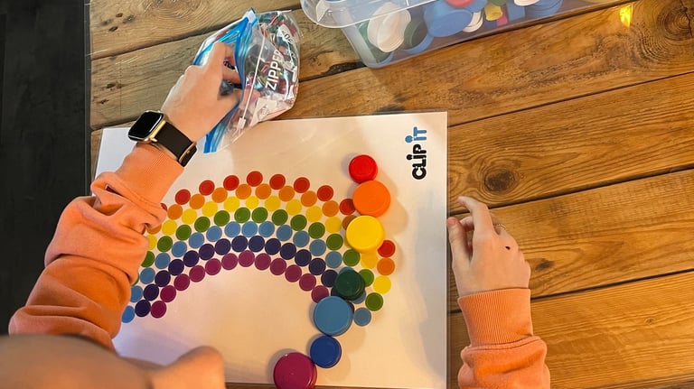 DIY et astuces durables, tableau fait avec des bouchons en plastiques 