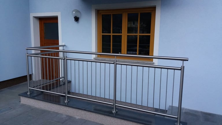 balcon avec garde corps en inox et acier inoxydable