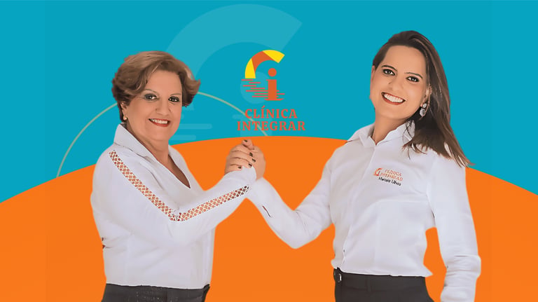 Mônica e Marcela, ambas TO. e CEO da Clínica, segurando nas mãos, olhando para a câmera
