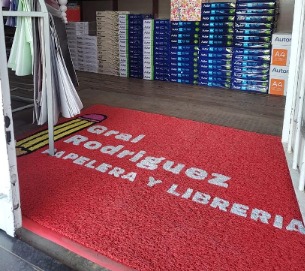 Felpudo personalizado con logo de libreria Gral Rodriguez