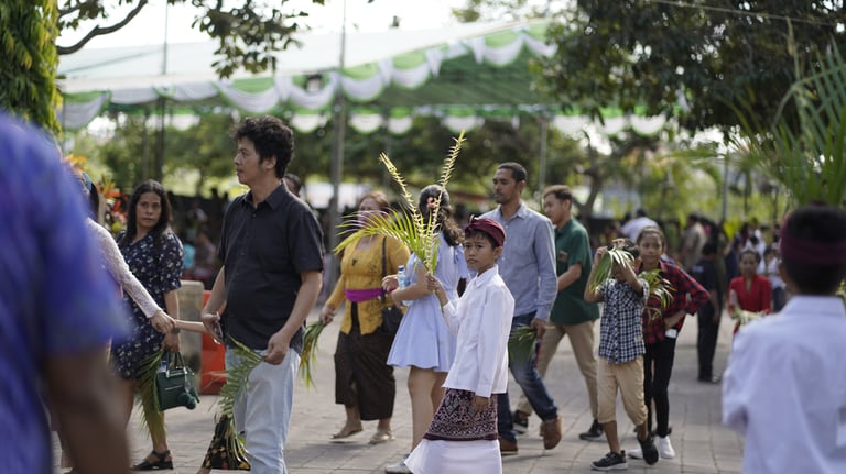 Seorang anak umat paroki tuka dan paku pipid