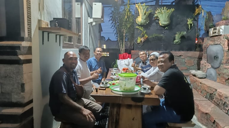 Romo Paroki beserta perwakilan umat Paroki Tuka dirumah Kepala Desa Br. Pendem, bapak Putu Arif