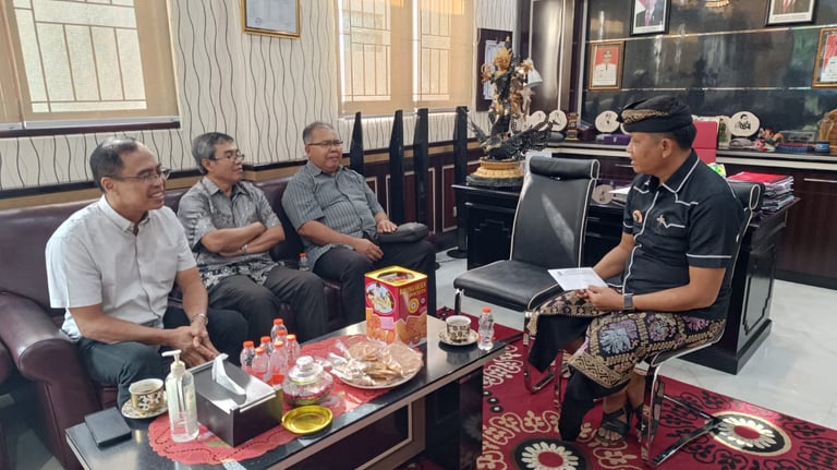 Romo paroki beserta perwakilan umat Paroki Tuka silaturahmi di kantor desa Dalung