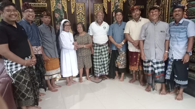 Romo paroki beserta perwakilan umat Paroki Tuka silaturahmi di rumah Gung Aji Tuka