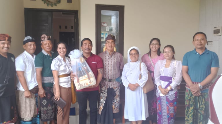 Romo paroki beserta perwakilan umat Paroki Tuka silaturahmi bersama perbekel Desa Buduk